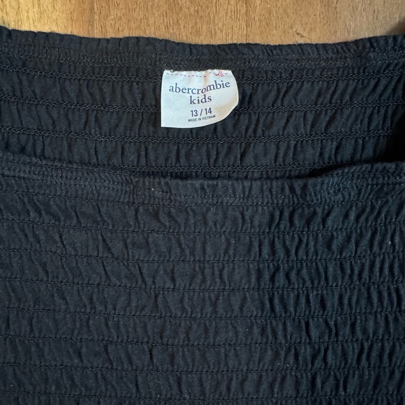 Abercrombie kids 13/14 Black Shirred Puff Sleeve Top - Picture 2 of 3